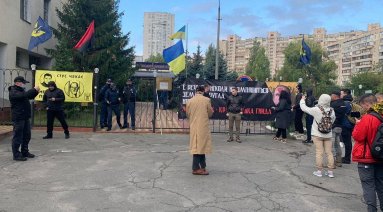 Активісти протестують проти заборони книги про поета Василя Стуса