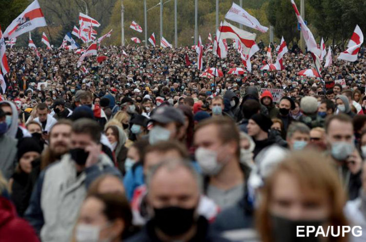 люди вийшли на мітинг в білорусі