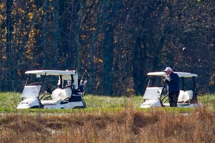 Днальд Трамп грає у гольф