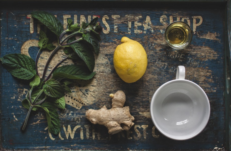 В зеленый чай можно добавить лимон и имбирь