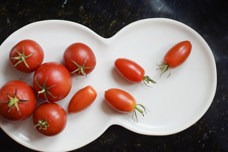 тарілка з помідорами