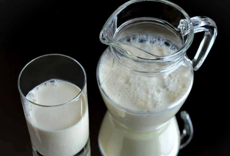 Тепле молоко допомагає заспокоїти нерви і позбутися від тривожності