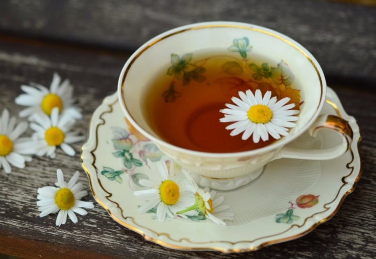 Заспокійливий чай перед сном з ромашки не тільки допомагає впоратися з безсонням