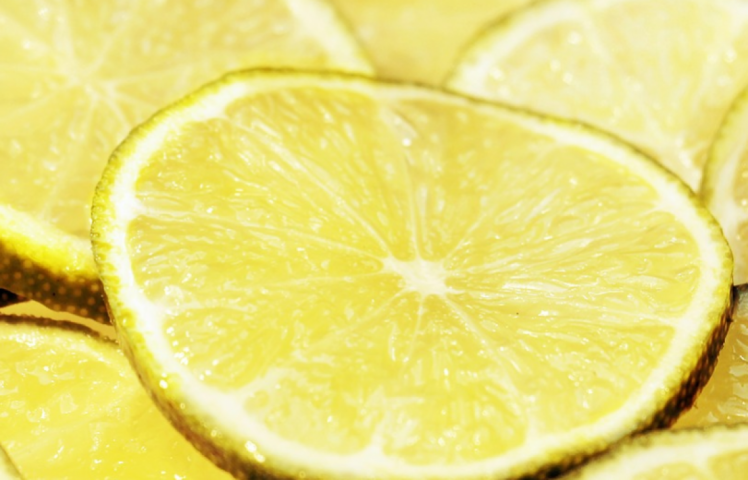 Лимон помогает отмыть микроволновку от загрязнений