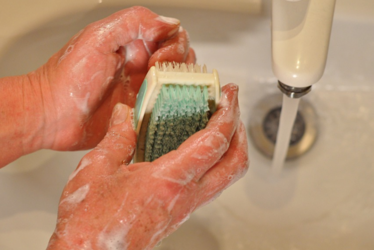 Удалить загрязнения в микроволновке помогает жидкость для мытья посуды