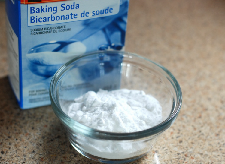 Очистить жир на стенках микроволновки помогает сода