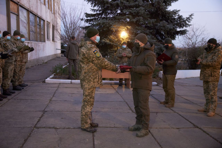 Президент Зеленский вручил государственные награды военнослужащим