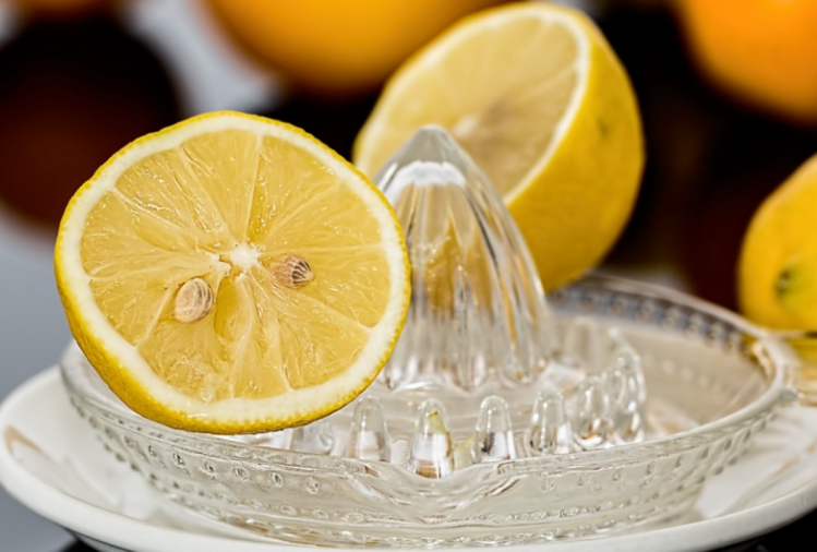 С помощью лимона можно быстро вывести накипь