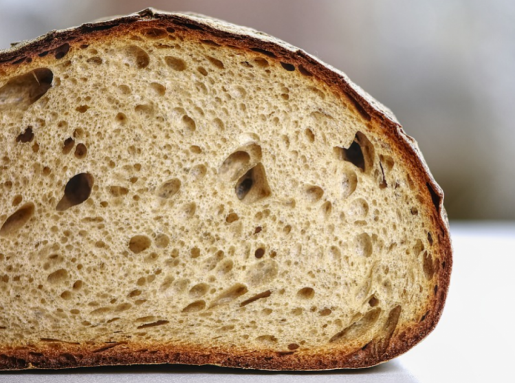 Устранить не сильный запах из холодильника поможет хлеб