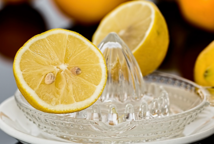 Лимон помогает избавиться от неприятного запаха в холодильнике