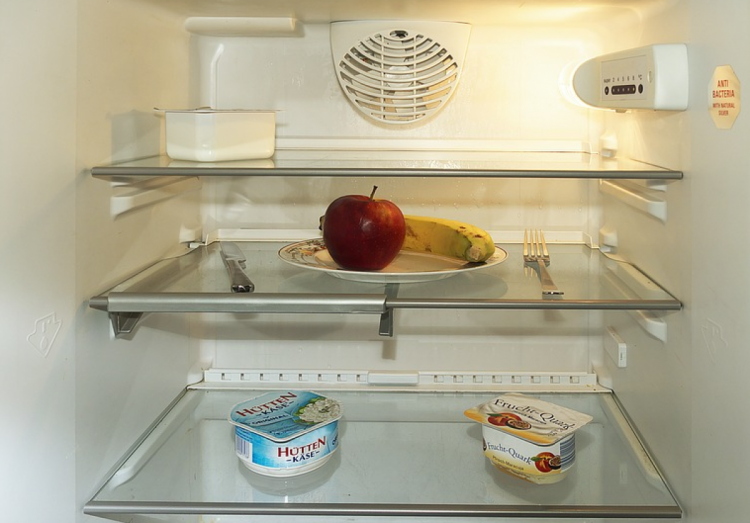 Неприятный запах в холодильнике появляется из-за испорченных продуктов