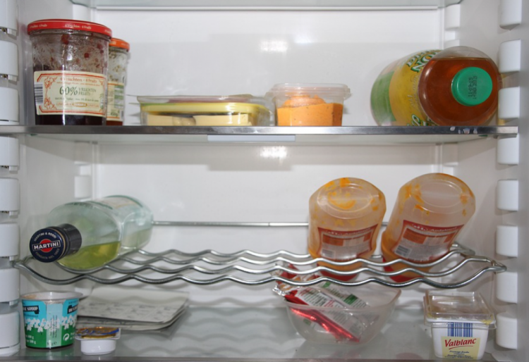Продукти з різким запахом потрібно зберігати в холодильнику в герметичних контейнерах