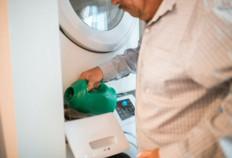 Отбеливатель и хлорка помогут удалить плесень в стиральной машине
