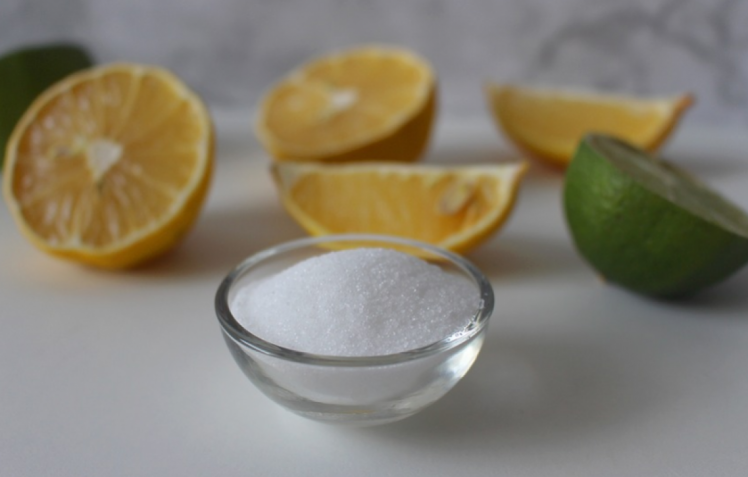 Очистить утюг от нагара можно при помощи лимонной кислоты