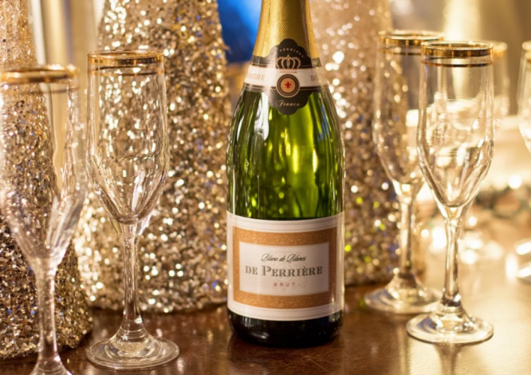 Шампанское с бокалами для празднования Нового года