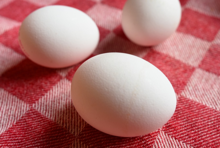 Яєчний білок допомагає позбутися від темних кіл під очима