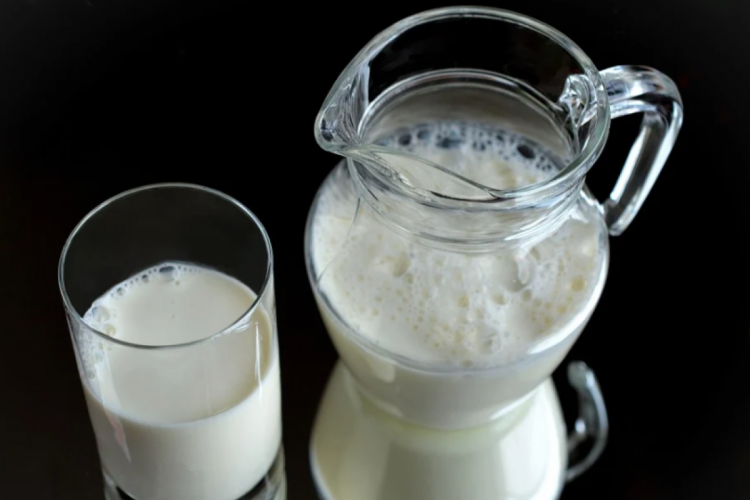 Молоко с чесноком помогают вылечить простуду