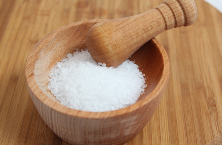 Поваренная соль помогает почистить утюг от пригоревшей ткани