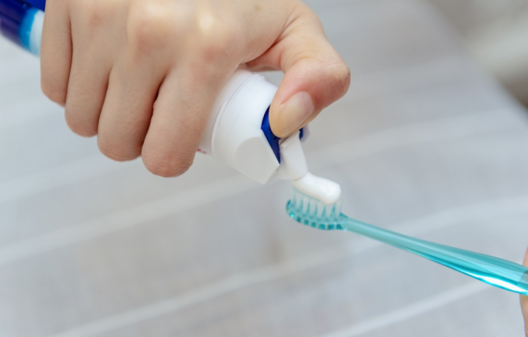 Почистити праску можна зубною пастою