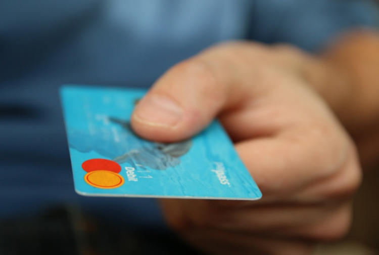 Зараз популярно оформлення кредитних карт з кешбеком на залишок або на окремі категорії покупок
