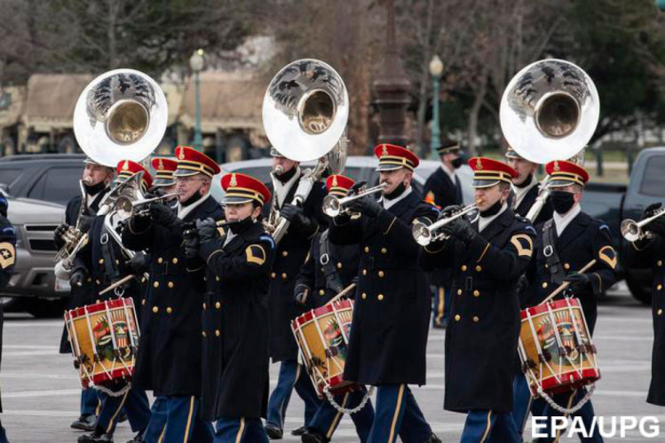 Військовий оркестр проходить Східний фронт Капітолію США під час генеральної репетиції інавгурації Джо Байдена.