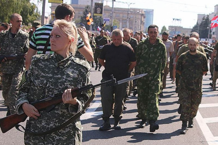 парад полонених у "ДНР" жінка, схожа на Вікторію Котеленець