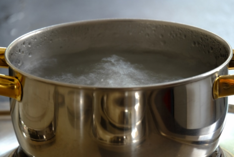При готовке бульона не нужно доливать воду во время варки