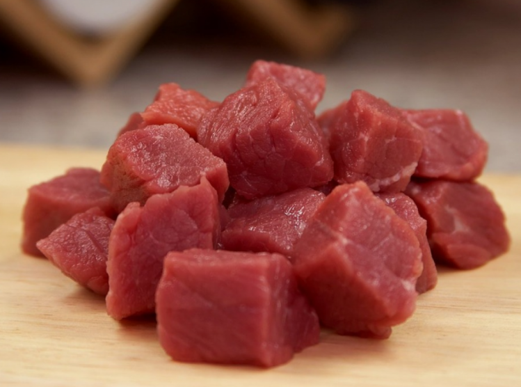 Чтобы сделать бульон питательным, мясо лучше порезать на мелкие куски