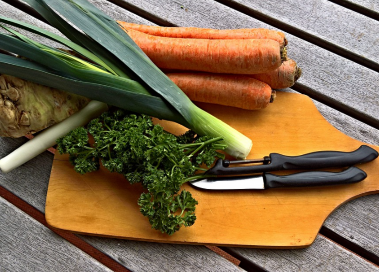 У бульйон зазвичай кладуть цибулину, лавровий лист, перець і моркву
