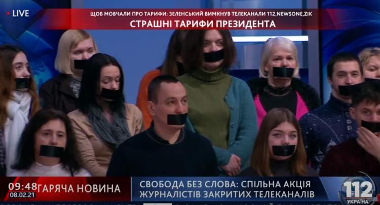 Журналісти каналів Медведчука заклеїли рота 1