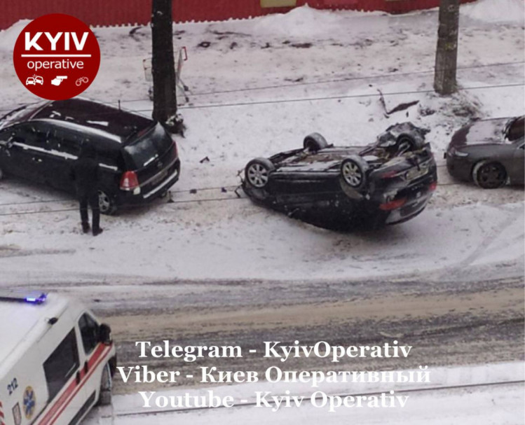 На Бориспільській, 9, в Кієві сталася ДТП із перекиданням автівки на дах