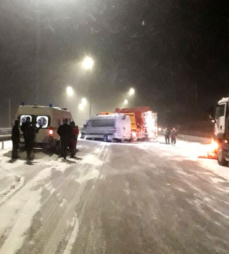 На автодорозі "Київ-Чоп" в Ровенській області зіткнулися маршрутка та снігоочисна машина
