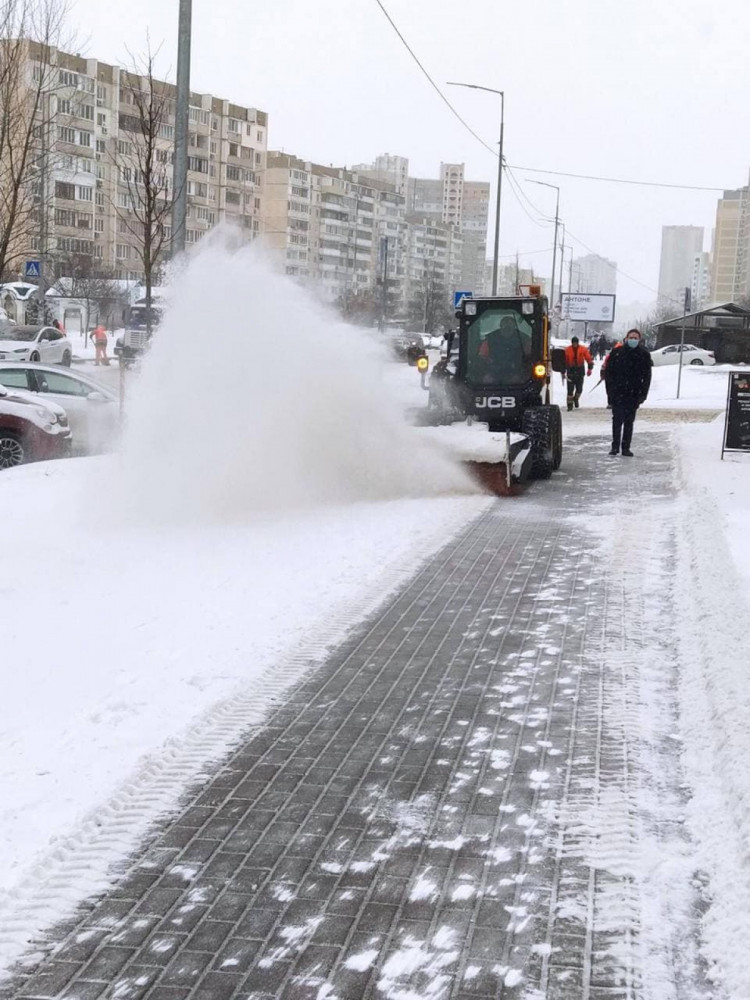 Спецтехніка прибирає сніг з тротуарів 