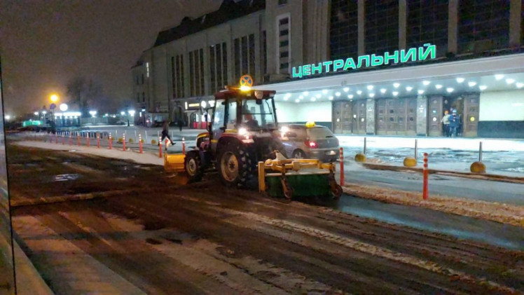 Прибирання снігу на дорогах Києва 