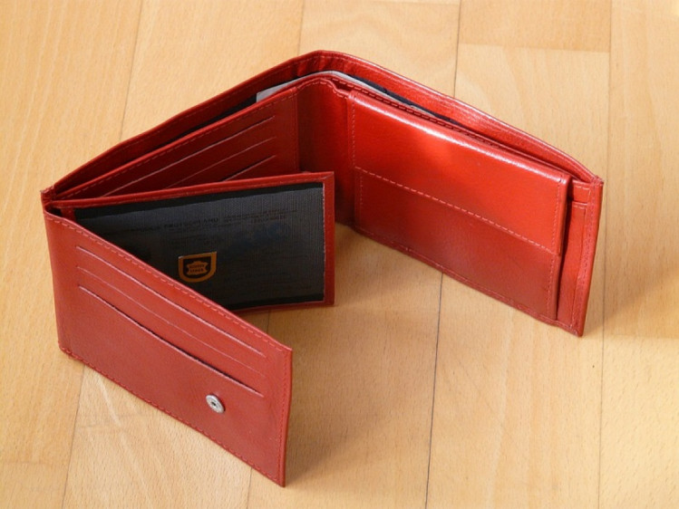 червоний гаманець