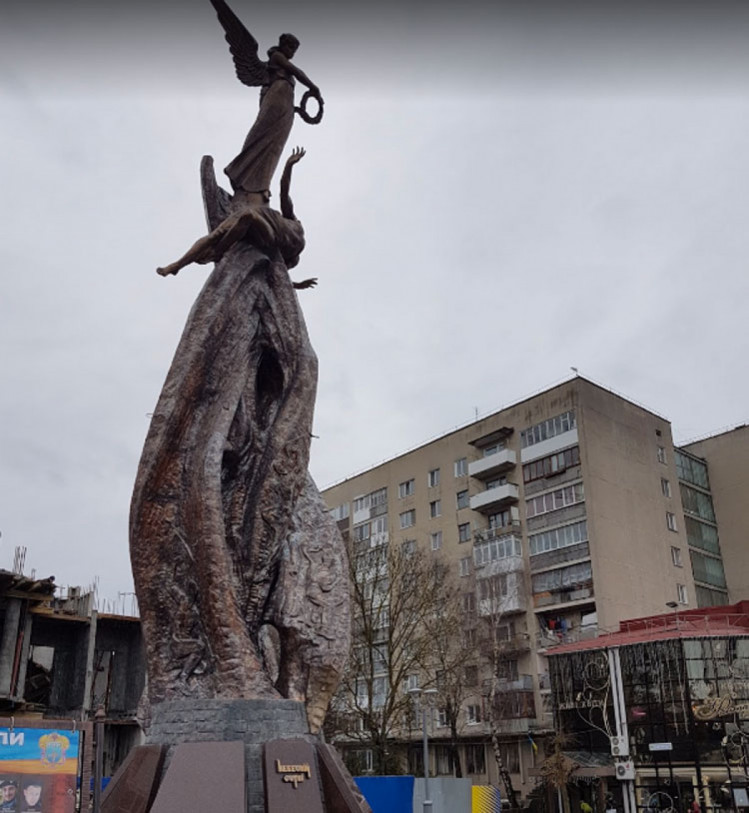 Площа Героїв Євромайдану в Тернополі (раніше — майдан Мистецтв) отримала нову назву 23 січня 2014 року