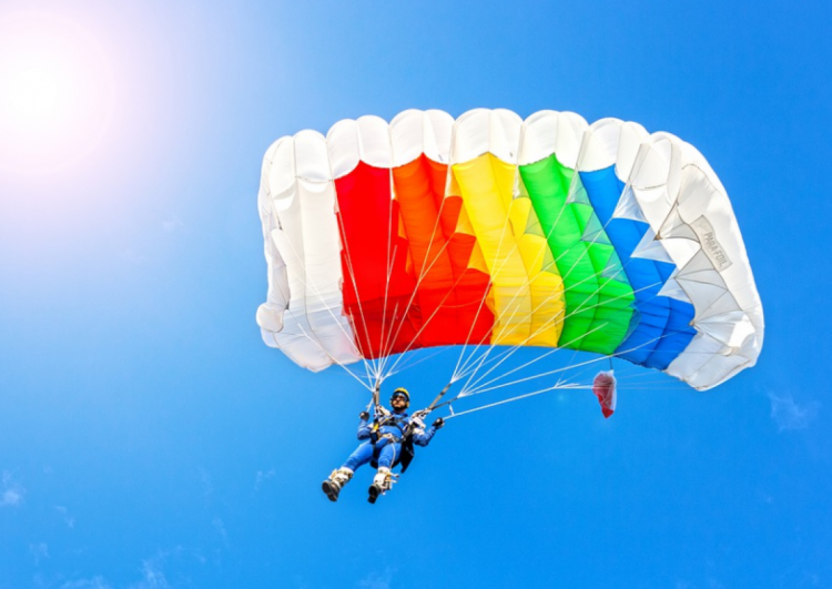Прыжок с парашютом - отличный подарок жене на 8 марта