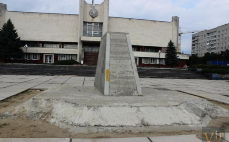 площадь перед ЗАГС в Луцке присвоено название Героев Майдана