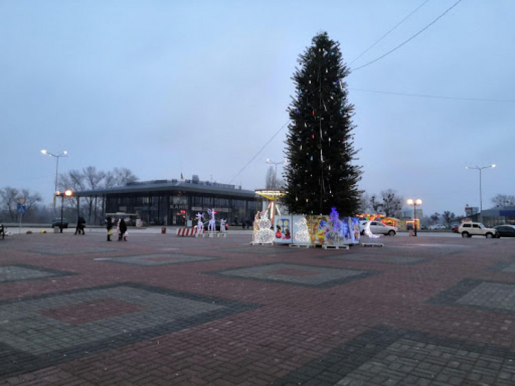 На площі Героїв Майдану в Каневі за традицією розташовують головну ялинку міста