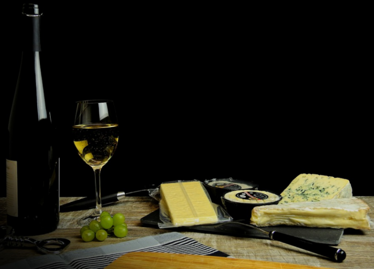 Белое сухое вино составляет прекрасную пару с различными видами сыра