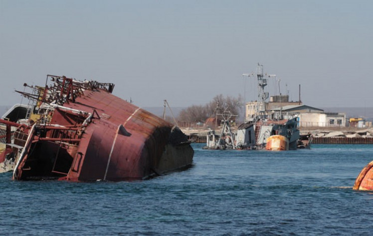 росіяни затопили два кораблі щоби перекрити українським кораблям вихід в море
