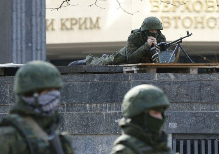зелені чоловічки стережуть будівлю кримського парламенту