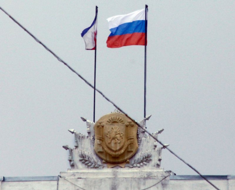 пропор росії замість українського над будівлею верховної ради АР Крим