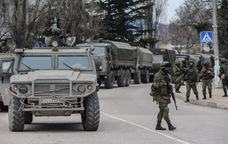 зелені чоловічки блокують військову частину в Севастополі