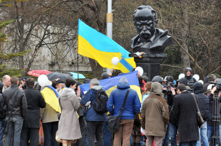 мітинг на підтримку України в Сімферополі біля памятника Тарасу Шевченку