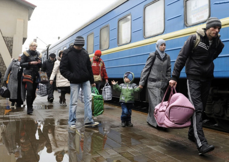 вимушені переселенці з Криму на вокзалі