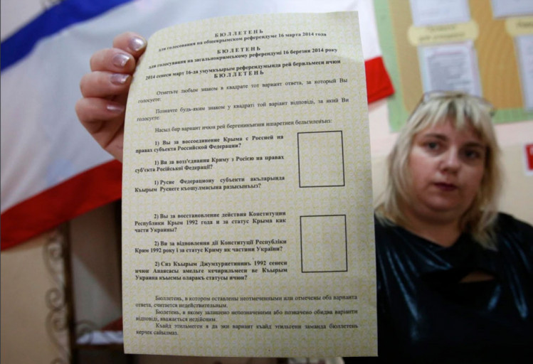 російська чиновниця показує бланк референдуму в Криму
