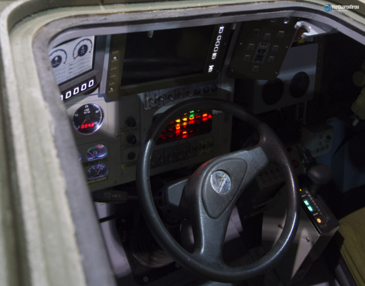БТР-4МВ1, кабіна водія-механіка