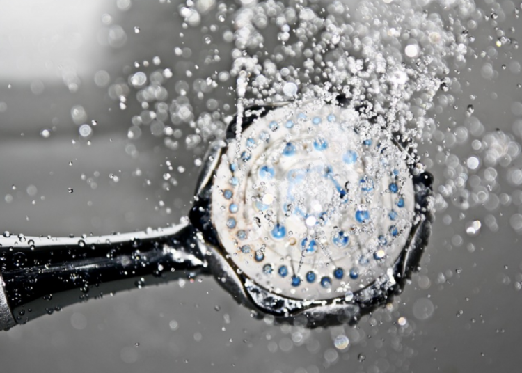 Контрастний душ є відмінною профілактикою від целюліту