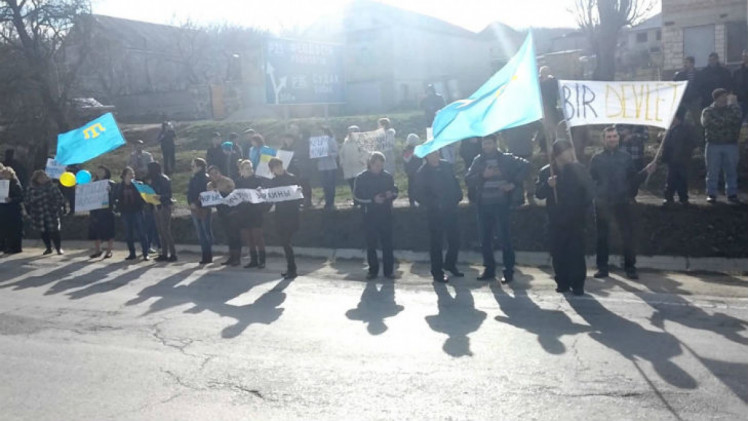 кримчани мітингують проти окупації, стоячи вздовж дороги